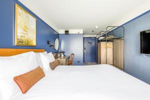 Postel nebo postele na pokoji v ubytování Ropewalks Hotel