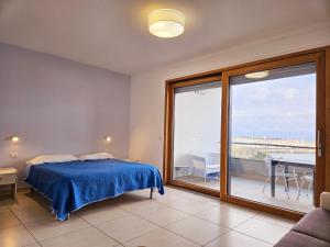 una camera con letto e vista sull'oceano di Dolphin's Home a Porto Torres