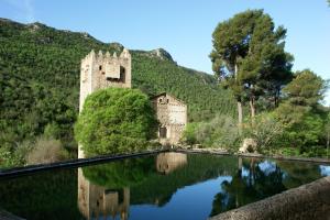 un castillo con su reflejo en un estanque en Hotel Avenida Plaza en Alzira