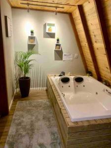 ein Badezimmer mit einer großen weißen Badewanne in der Unterkunft Chalé de madeira com vista para o rio in Pomerode