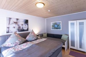 ein Zimmer mit einem Bett mit Kissen darauf in der Unterkunft ELW, sep. Eingang, überdachte Terrasse, nähe Backnang in Althütte