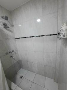 baño con ducha y puerta de cristal en Casa en Salta en Salta