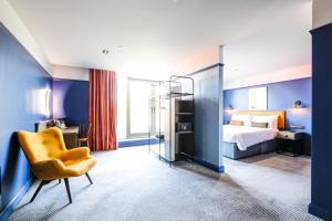 um quarto de hotel com uma cama e uma cadeira em Ropewalks Hotel - BW Premier Collection em Liverpool