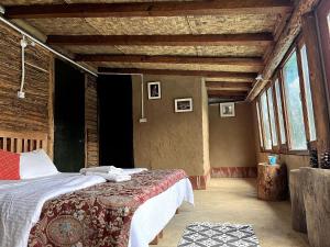 - une chambre avec 2 lits dans une pièce avec fenêtres dans l'établissement Glampinn Woods, à Nainital