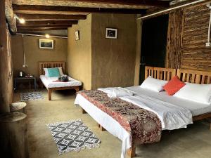 - une chambre avec un grand lit et une chaise dans l'établissement Glampinn Woods, à Nainital