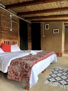 - une chambre avec un grand lit dans l'établissement Glampinn Woods, à Nainital