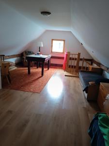 sala de estar con mesa y sofá en Dom w górach do wynajęcia, Poręba,Koninki ,1h drogi,50 km od Krakowa., en Poręba Wielka