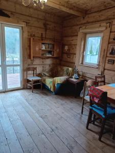 1 dormitorio con 1 cama en una cabaña de madera en Dom w górach do wynajęcia, Poręba,Koninki ,1h drogi,50 km od Krakowa., en Poręba Wielka