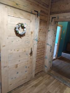 Una habitación con una puerta de madera con una corona. en Dom w górach do wynajęcia, Poręba,Koninki ,1h drogi,50 km od Krakowa., en Poręba Wielka