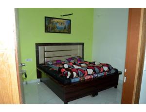 um quarto com uma cama num quarto em Hotel Gupta Inn, Dera Baba Nanak punjab em Derā Nānak