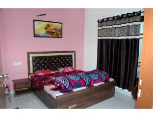 um quarto com uma cama e uma janela em Hotel Gupta Inn, Dera Baba Nanak punjab em Derā Nānak