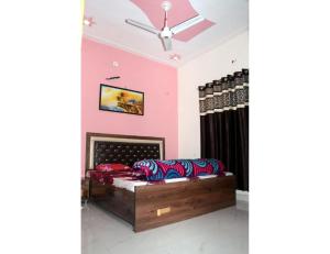 um quarto com uma lareira e uma ventoinha de tecto em Hotel Gupta Inn, Dera Baba Nanak punjab em Derā Nānak