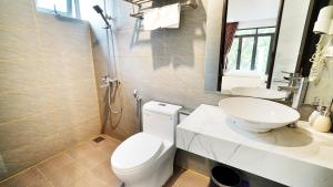 a bathroom with a white toilet and a sink at LAM ANH HOTEL PHÁP VÂN HOÀNG MAI in Hanoi