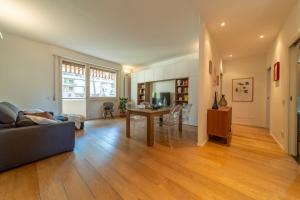 una sala de estar con un sofá y una mesa en Danti Chic, en Florencia