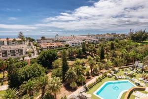 an aerial view of a resort with a pool and palm trees at Hotel Folias San Agustín in San Agustin