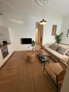 sala de estar con sofá y mesa en Modern Apt & Cool interior design a 20 metros del Retiro en Madrid