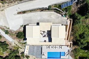 widok z góry na budynek z basenem w obiekcie Lido Paradise Apartments Corfu w mieście Agios Gordios