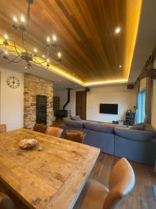 sala de estar con mesa de madera y sofá en The Lake House 野尻湖, en Shinano