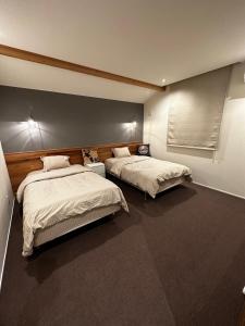 two beds in a room with at The Lake House 野尻湖 in Shinano