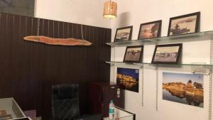 una habitación con un estante con cuadros en la pared en Hostel Nirvana, en Udaipur