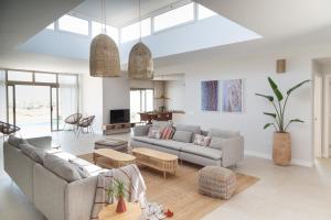 Χώρος καθιστικού στο Ereza White Homes