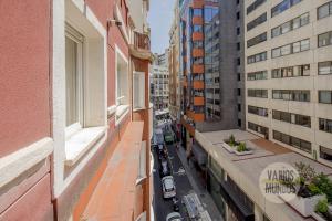 una vista aérea de una calle de la ciudad con edificios en Excuisite New apt en Gran Via para 5pax en Madrid