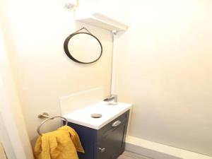 W łazience znajduje się umywalka i lustro. w obiekcie Pass the Keys Spacious 3BR Garden Home inc Parking Oxford w Oksfordzie
