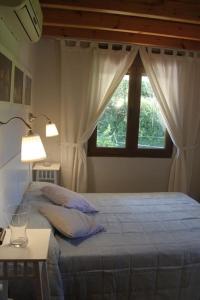 een slaapkamer met een bed en een raam bij Apartamento en Altos de Pesués in Pesués