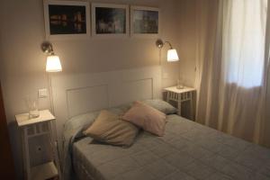 1 dormitorio con 1 cama con 2 lámparas en Apartamento en Altos de Pesués, en Pesués