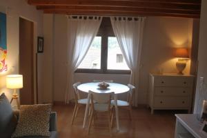 Pesués的住宿－Apartamento en Altos de Pesués，客厅配有桌椅和窗户。