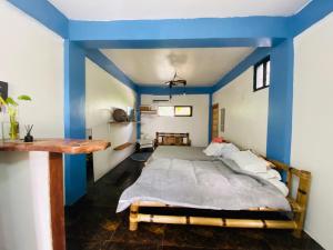 Giường trong phòng chung tại Carib Hostel Sa-ed