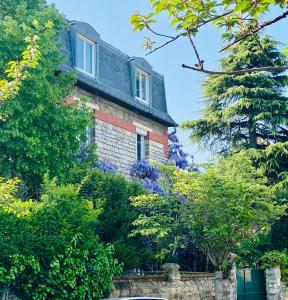 a brick house with trees in front of it at Appart 40m2 dans maison - Proche Paris in Meudon