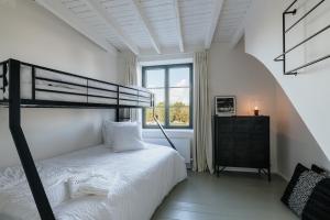 Giường trong phòng chung tại Maison Héromie - vakantiewoning Damme - 8 personen