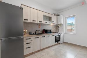 Cuisine ou kitchenette dans l'établissement Northlight Residence - Summer Pool and Private Parking