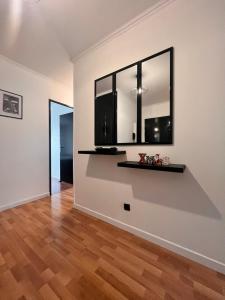a room with white walls and a wooden floor at Le joyau caché - Paris 2025 in Arnouville-lès-Gonesse