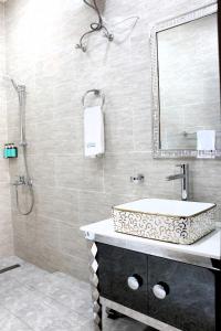 bagno con lavandino e specchio di L'azure Beach Resort a Khuraybah