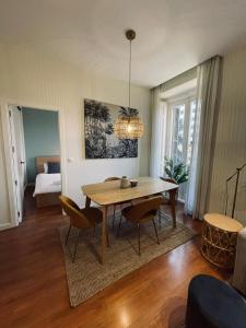 a living room with a table and chairs and a bed at New Stylish Apt 5pax en la Plaza de Espana in Madrid