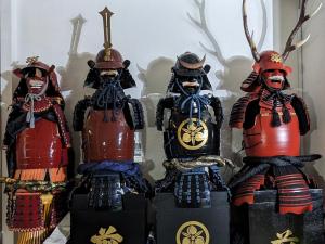 un groupe de quatre figurines samouraï exposées dans l'établissement Osaka Ukiyoe Ryokan, à Osaka