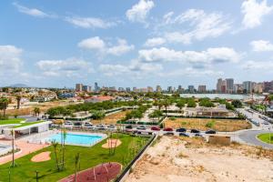 uma vista aérea de um parque com uma piscina e uma cidade em Alexia Bobi - PlusHolidays em Calpe