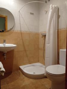 uma casa de banho com um WC e um lavatório em Casa Ramona em Conques