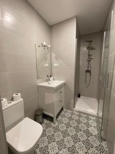 マドリードにあるBajo Duplex 7pax a 5 min de Gran Via-Malasanaのバスルーム(トイレ、洗面台、シャワー付)