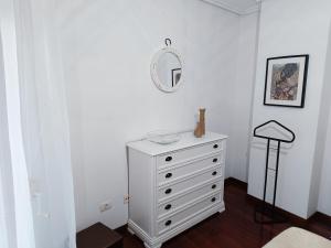 モアーニャにあるA Ruliñaの白い部屋の白いドレッサー(鏡付) +16枚の写真
