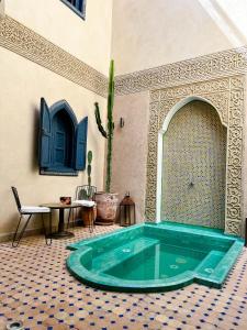 einen Whirlpool in einem Zimmer mit Fliesenboden in der Unterkunft Riad Jonan & Spa in Marrakesch