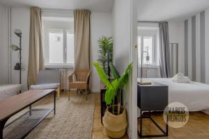 um quarto de hotel com uma cama e uma sala de estar em Practico Apt 7pax en Calle Santa Ana Centro de Madrid em Madrid