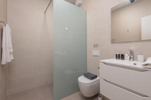 een witte badkamer met een toilet en een wastafel bij Korcula Hill in Korčula