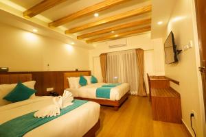 Una cama o camas en una habitación de Pokhara Alpine and Springs