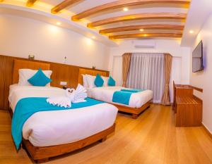 Una cama o camas en una habitación de Pokhara Alpine and Springs