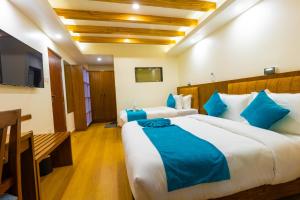 Una cama o camas en una habitación de Pokhara Alpine and Springs