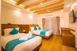 Una cama o camas en una habitación de Pokhara Alpine and Springs