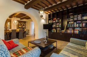ein Wohnzimmer mit 2 Sofas und einem Tisch in der Unterkunft Casale La Rugantina in Cortona